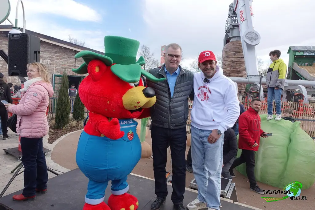 Erdbeer Döner in Karls Erlebnis-Dorf Elstal - 2025: Inhaber Robert Dahlt mit dem Bürgermeister der Gemeinde Wustermark, Holger Schreiber bei der Eröffnung des Erbdeer-Döner
