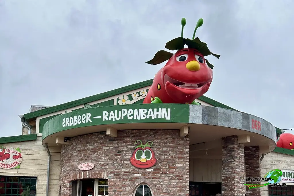 Erdbeer Raupenbahn in Karls Erlebnis-Dorf Loxstedt - 2025: Eingang und Shop der Achterbahn