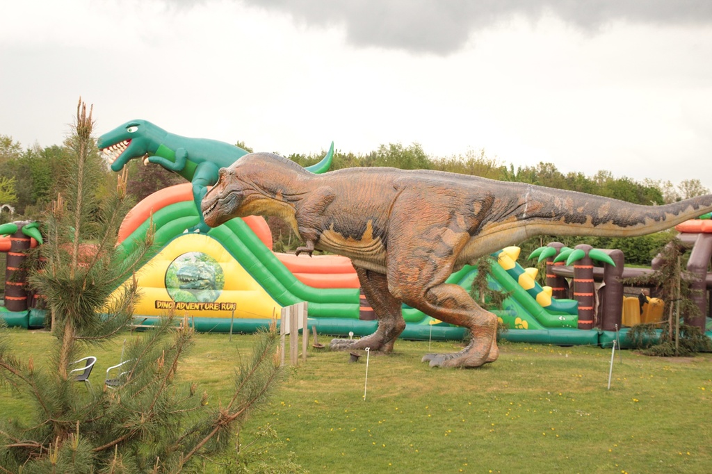 Landgoed Tenaxx  - 2019: T-Rex vorm Dino Adventure Run, in dem Kinder großen Spaß haben