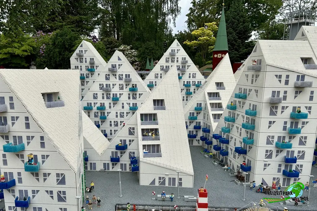 LEGO®-MINILAND im LEGOLAND® Billund - 2026: Aarhus wurde erst 2025 dem LEGO MINILAND hinzugefügt: Hier die ikonischen Wohnviertel im Hafen mit dem Namen Isbjerget