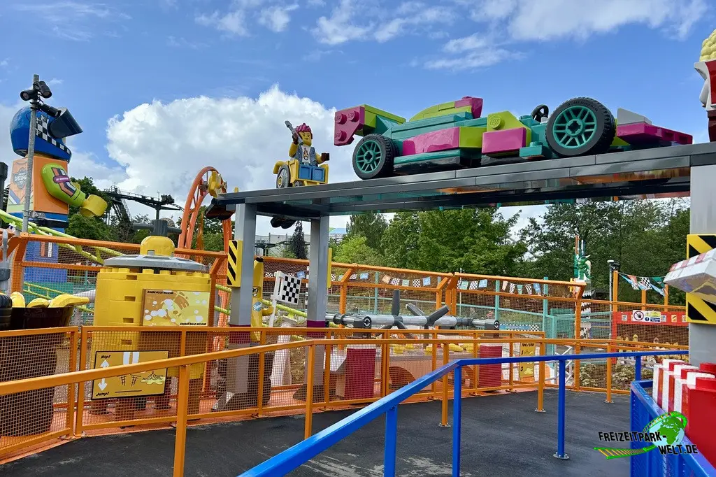Minifigure Speedway im LEGOLAND® Billund - 2026: In der Queue gibt es einige nette Theming-Objekte in Übergröße