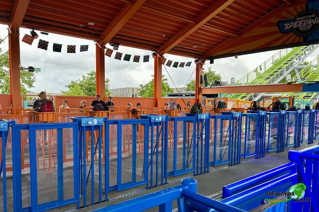 Minifigure Speedway im LEGOLAND® Billund - 2026: Die Station bietet eine tolle Gepäcklösung aber kaum Thematisierung