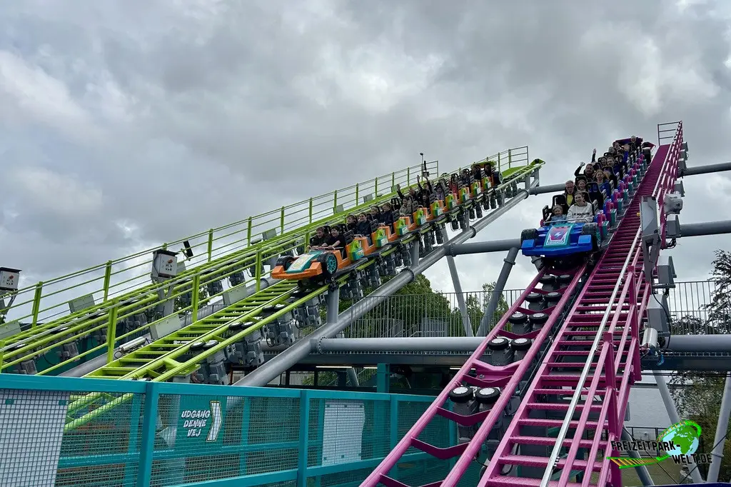 Minifigure Speedway im LEGOLAND® Billund - 2026: Beide Züge fahren parallel den Reibradlift hinauf