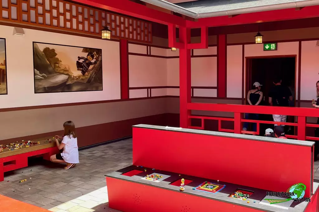 LEGO® NINJAGO® The Ride im LEGOLAND® Deutschland - 2022: Der Wartebereich der Ninjago Fahrt