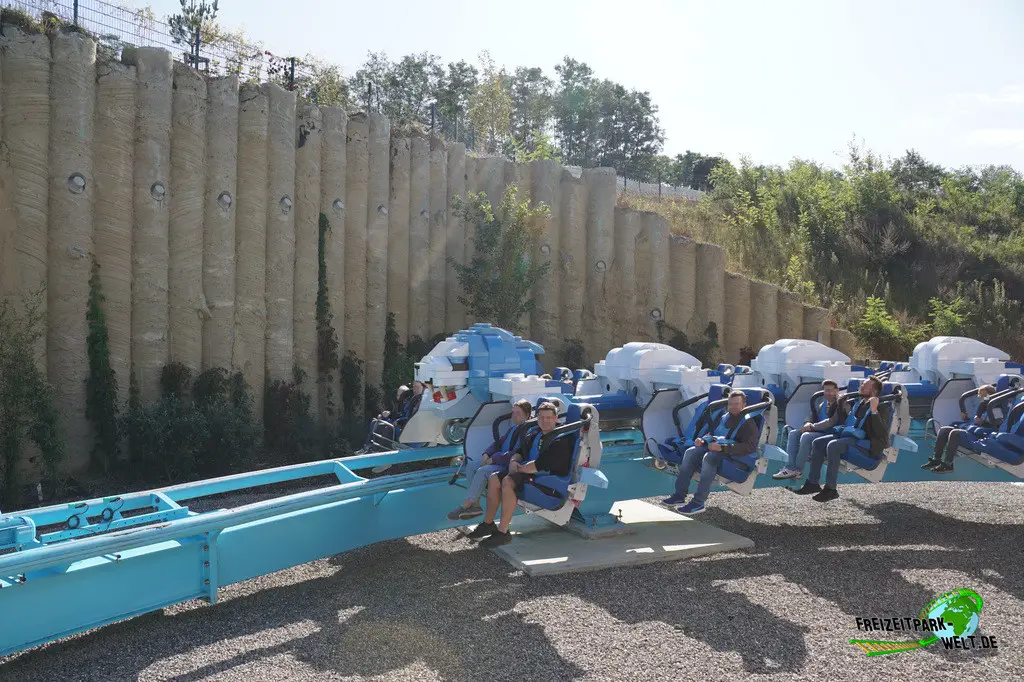MAXIMUS - Der Flug des Wächters im LEGOLAND® Deutschland - 2023: Hinter der Station geht es mit einer Linkskurve in den Lift