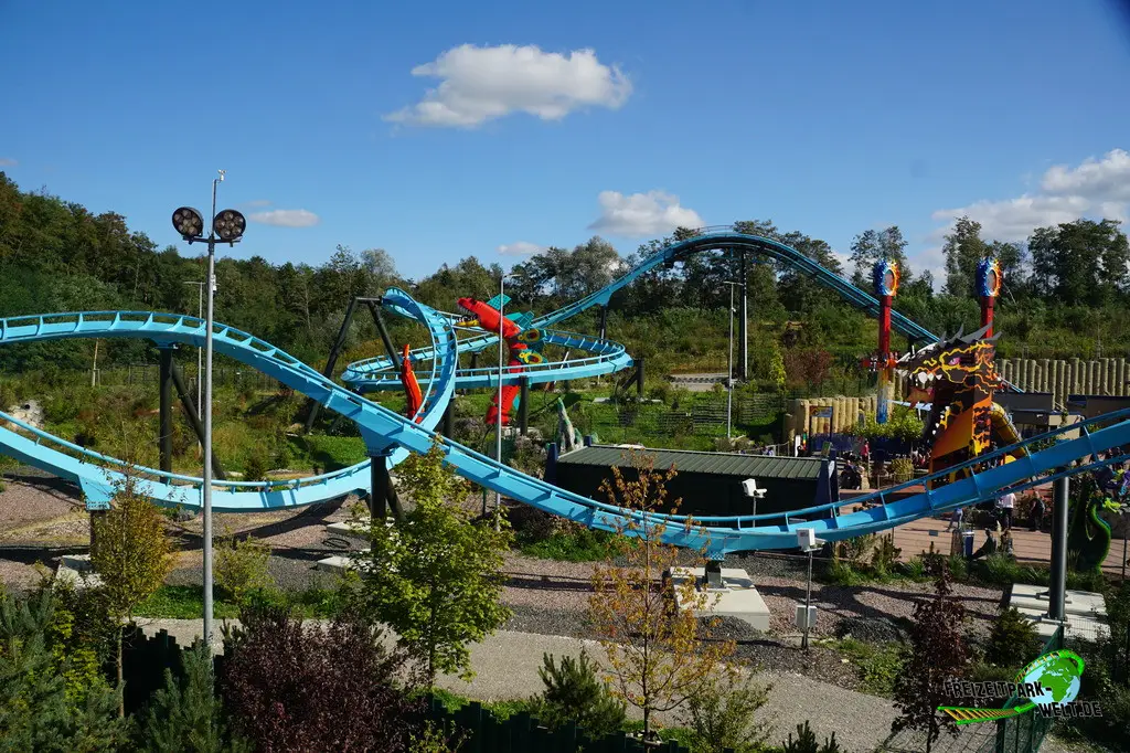 MAXIMUS - Der Flug des Wächters im LEGOLAND® Deutschland - 2023: Überblick über den neuen Mythica-Bereich mit der Maximus-Achterbahn und dem Spielplatz im Zentrum