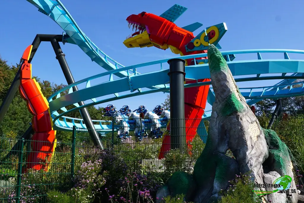 MAXIMUS - Der Flug des Wächters im LEGOLAND® Deutschland - 2023: Erster Near Miss Effekt ist ein roter Drache - Natürlich komplett aus Lego