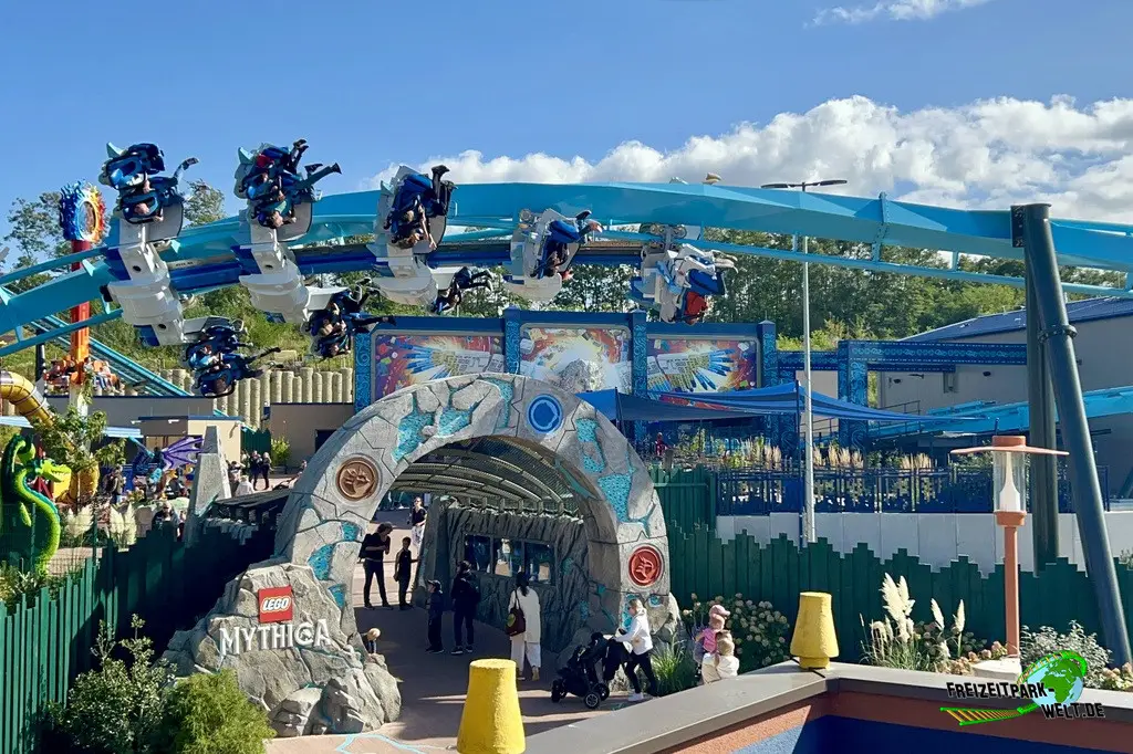 MAXIMUS - Der Flug des Wächters im LEGOLAND® Deutschland - 2023: Die Heartline Roll findet direkt über dem Eingang zum Mythica Themenbereich statt
