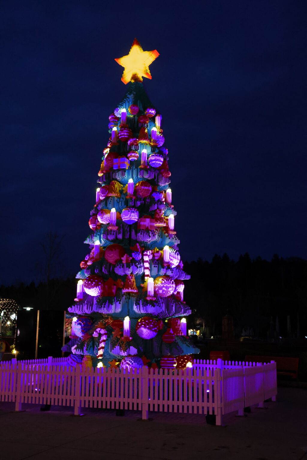 01_lld_purple_light_up_baum.jpg