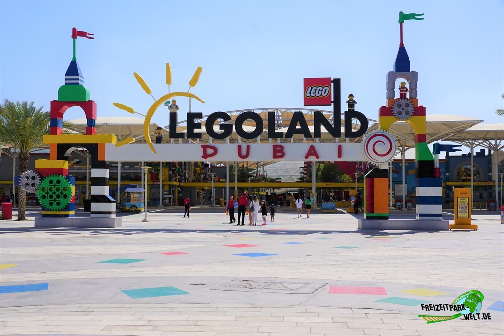 LEGOLAND® Dubai - 2023: Typischer Eingang, typisches Wetter - Willkommen im LEGOLAND Dubai!