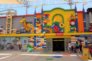 Der große LEGO Shop macht auch von außen was her - Foto 3