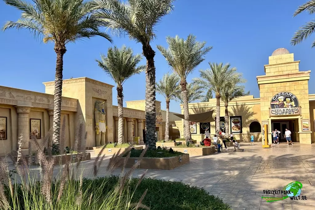 Lost Kingdom Adventure im LEGOLAND® Dubai - 2023: Der Adventure-Bereich ist sehr schön gestaltet, hier befindet sich links auch das Lost Kingdom Adventure
