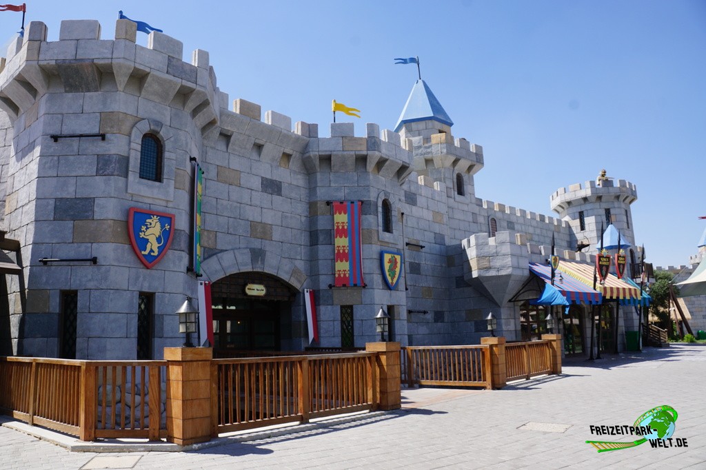 Dragon im LEGOLAND® Dubai - 2023: Die hübsche Burg von außen