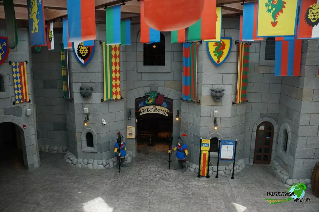 Dragon im LEGOLAND® Dubai - 2023: Der Innenhof ist in Wirklichkeit auch ein klimatisierter Innenbereich, aber ein sehr schöner!