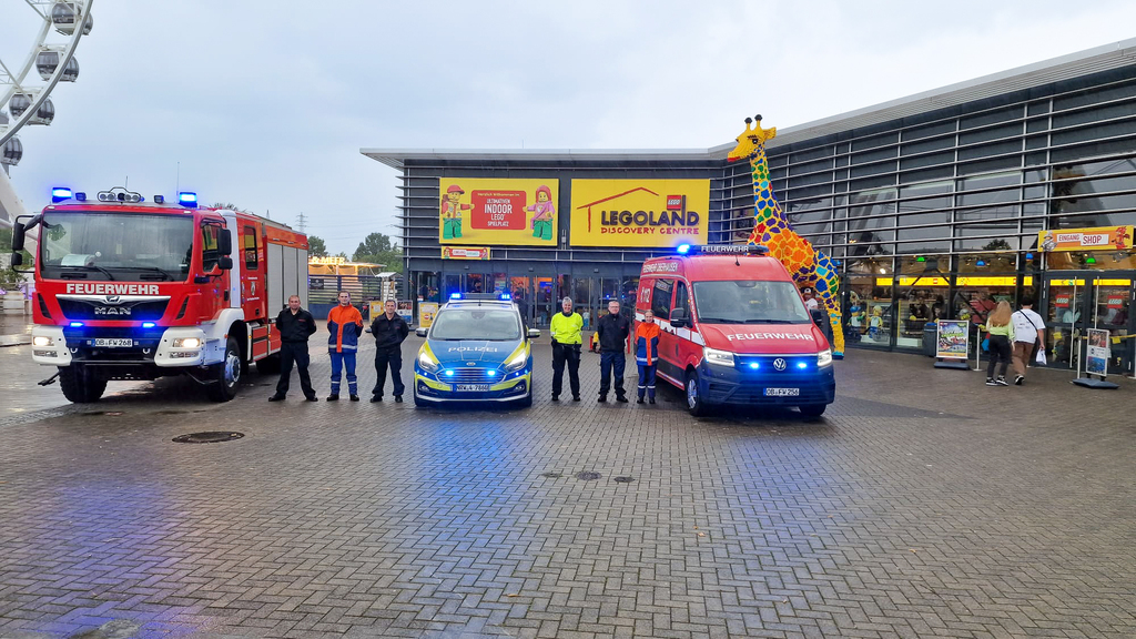 Polizei und Feuerwehr im LEGOLAND Disocvery Centre Obh.jpg