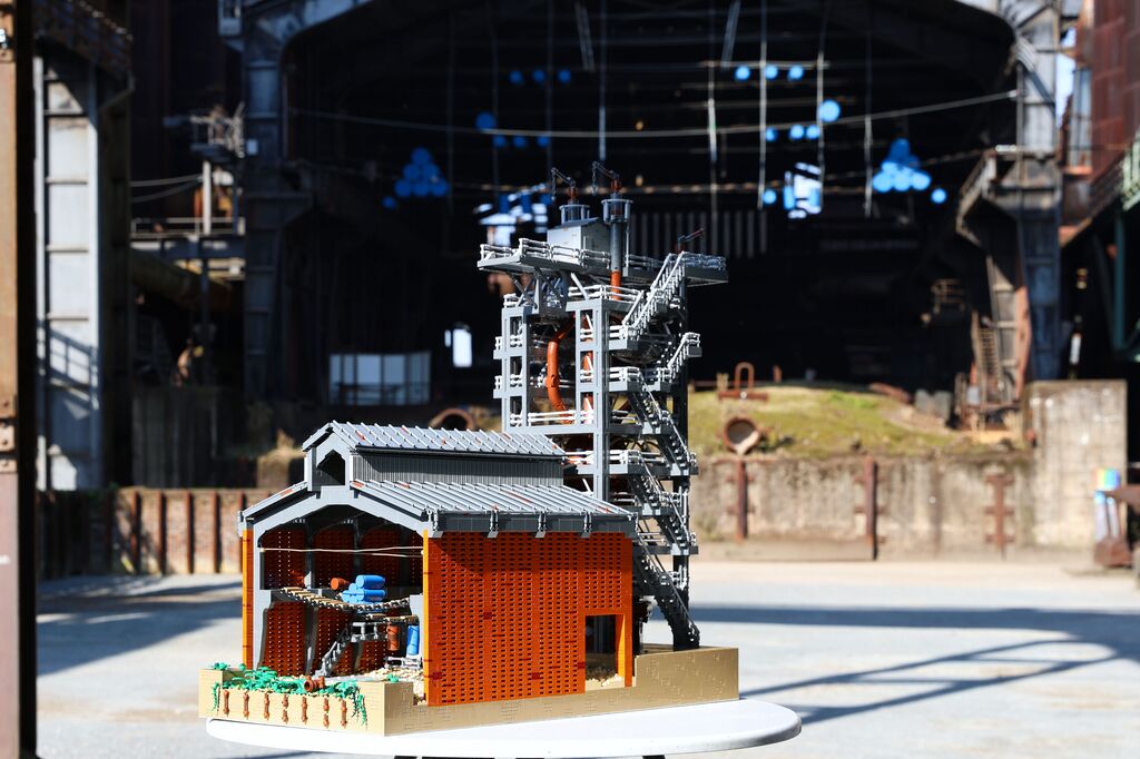 LEGO Modell neben dem original Gebude_ThomasBerns (2) .jpg