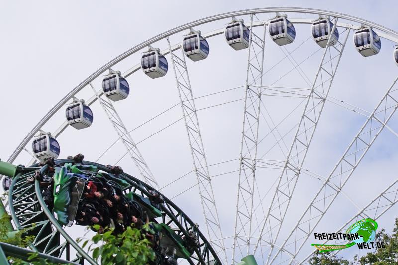Lisebergshjulet im Liseberg - 2014: Helix vor Riesenrad-Kulisse