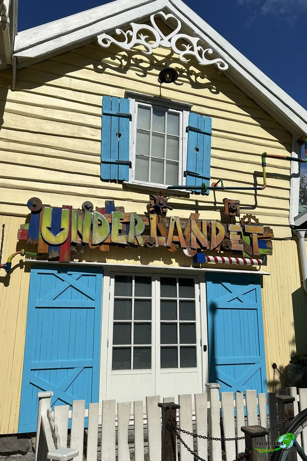 Underlandet im Liseberg - 2024: Der süße, kleine Eingang reiht sich mühelos in die Häuserkulisse des Kaninlandet ein
