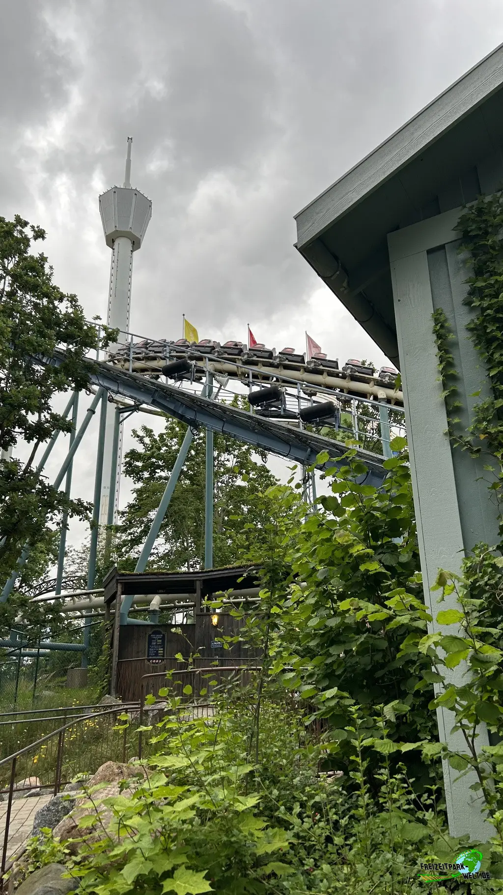 Luna im Liseberg - 2024: Lifthill von Luna und dahinter der First Drop der Lisebergbanan