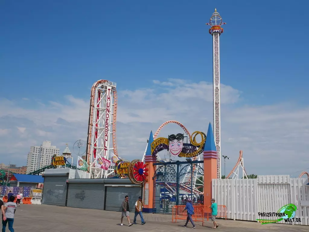 Thunderbolt im Luna Park New York City - 2022: Eingang zum Luna Park New York City