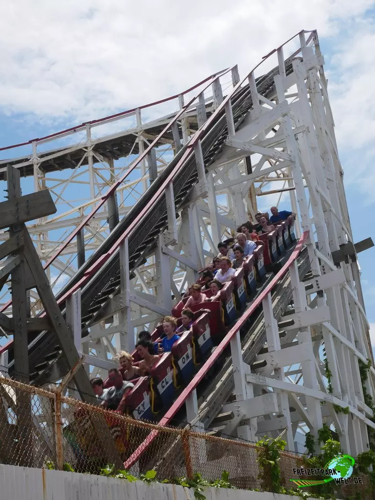 Cyclone im Luna Park New York City - 2022: Die berühmte Cyclone-Holzachterbahn