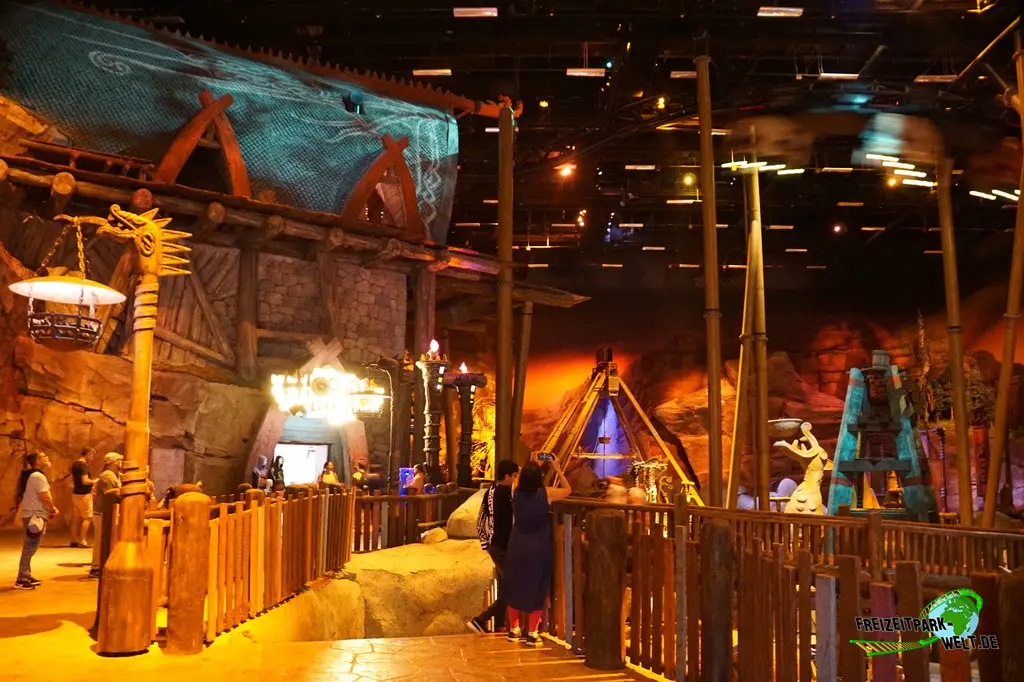 Dragon Gliders im MOTIONGATE Dubai - 2023: Hier der Versuch den Achterbahnwagen in der Halle einzufangen