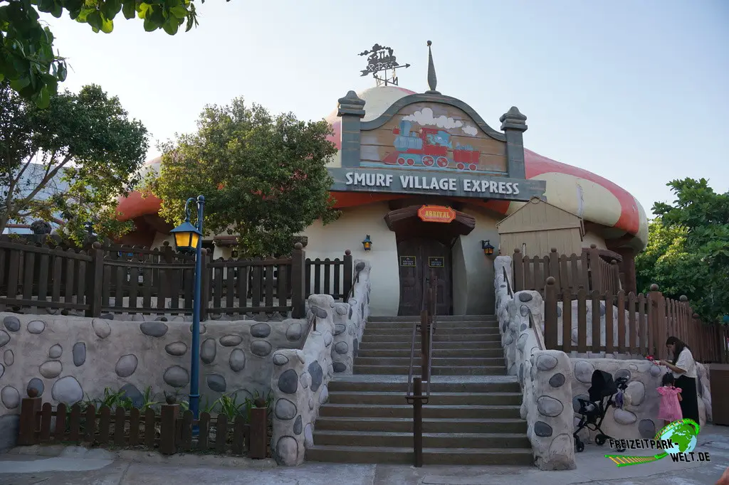 Smurf Village Express im MOTIONGATE Dubai - 2023