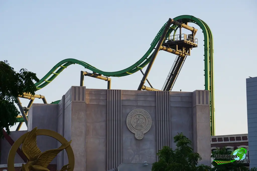 John Wick: Open Contract im MOTIONGATE Dubai - 2023: Der große John Wick Coaster überragt das Panem District 12 Gebäude