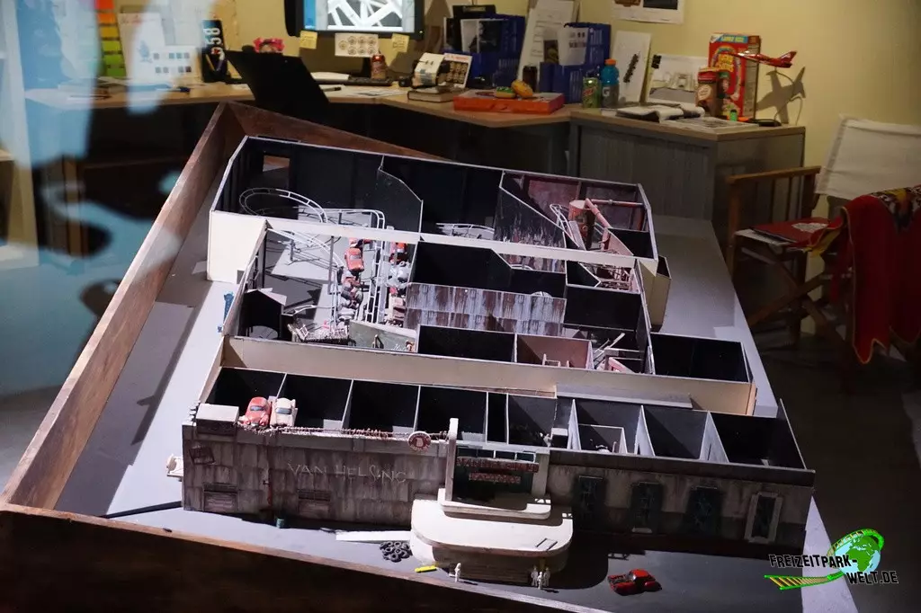 Movie Park Studio Tour im Movie Park Germany - 2021: Ein Modell von Van Helsings Factory innerhalb der Queue