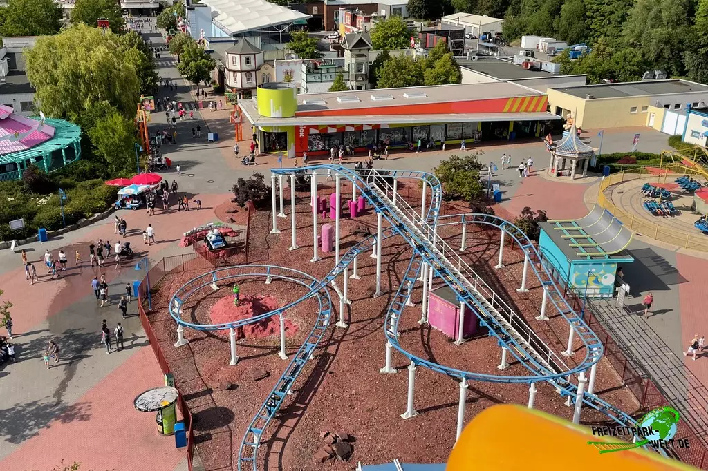 Backyardigans Mission to Mars im Movie Park Germany - 2022: Eine Übersicht von oben auf den Vekoma Junior Coaster