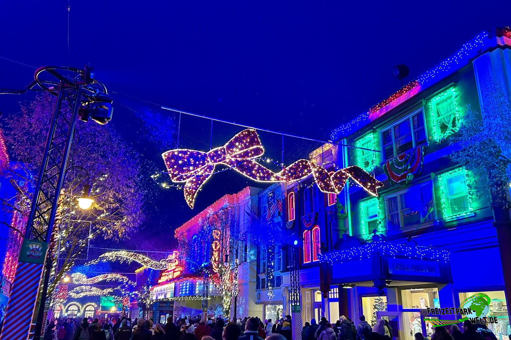 Movie Park Germany - 2023: Dichter Schneefall hüllt die Main Street in ein zauberhaft winterliches Kleid.