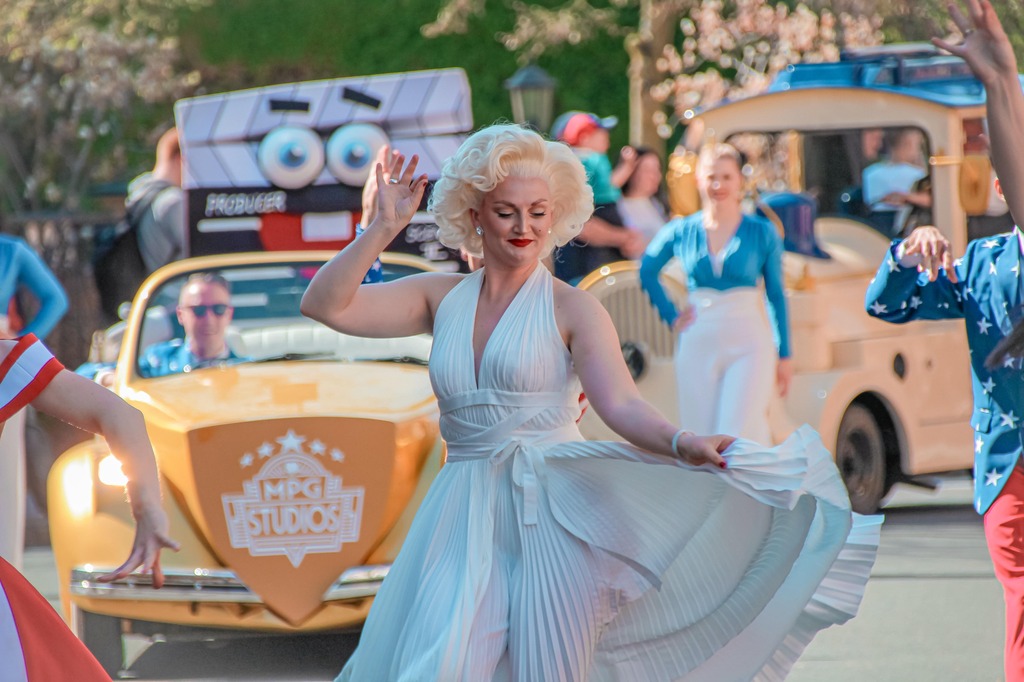 Parade_Marilyn Monroe-min.JPG