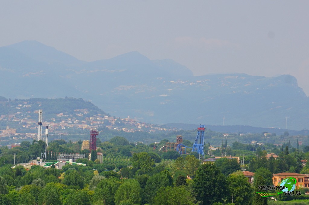 Movieland Park - 2021: Ausblick auf den Movieland Park vom Gardaland aus. Zu sehen sind die höchsten Punkte des Parks, der Freefall Tower, The Hollywood Action Tower und Diabolik ganz rechts.