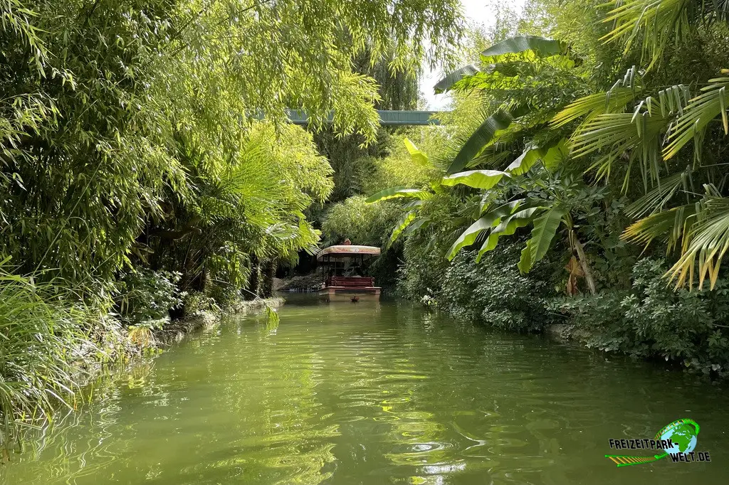 Africa Cruise im Nigloland - 2022: Die lange Fahrt führt durch dichte Vegetation