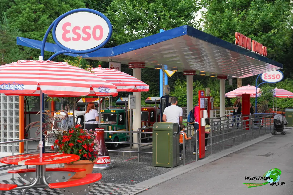Route 66 im Nigloland - 2022: Die Station ist wie eine Tankstelle thematisiert - mit passendem Werbepartner