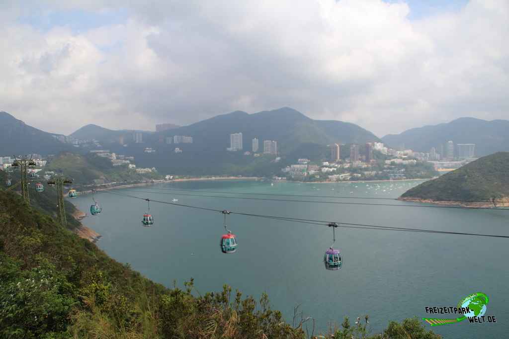 Cable Car im Ocean Park HongKong - 2018: Wahnsinniger Ausblick auf die Seilbahn, die vom unteren Teil auf den Berg mit den meisten Achterbahnen führt.