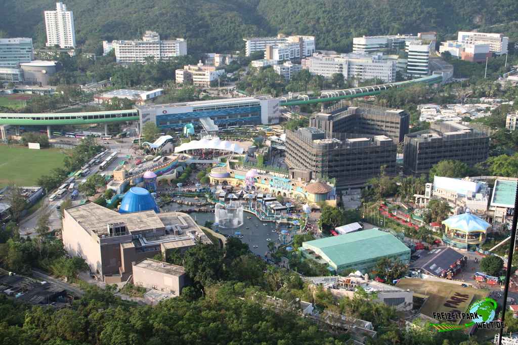 Ocean Park HongKong - 2018: Eingangsbereich des Ocean Park Hong Kong mit der MTR-STation als Zubringer im oberen Bereich.