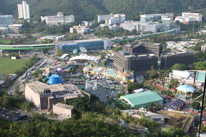 Eingangsbereich des Ocean Park Hong Kong mit der MTR-STation als Zubringer im oberen Bereich. - Foto 11