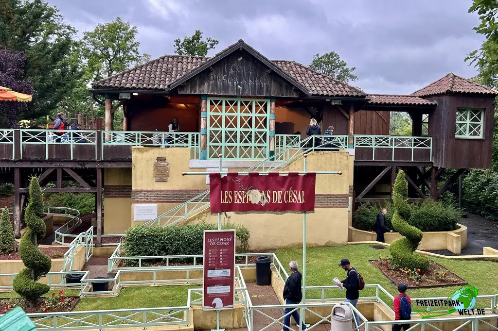 Les Espions de César im Parc Astérix - 2024: Station der beliebten Hochbahn