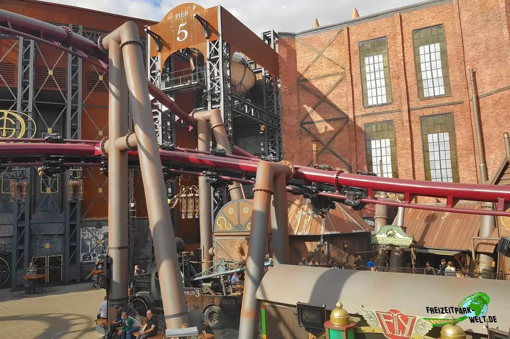 F.L.Y. im Phantasialand - 2020: Der Themenbereich wird durch zahlreiche Piers dominiert. Pier 5 mit herausschießendem Zug ist so ziemlich der fotogenste.