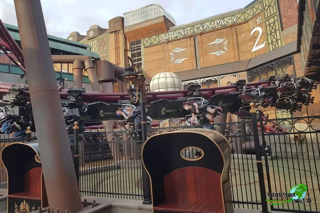 F.L.Y. im Phantasialand - 2020: Witziges Detail: Die Bänke und Sitzmöglichkeiten fallen ebenfalls sehr ungewöhnlich aus.