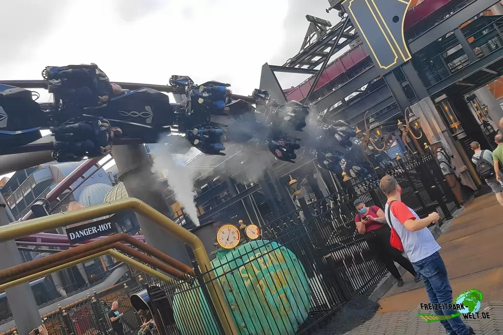 F.L.Y. im Phantasialand - 2020: Dampfende Rohrauslässe sind eines der zahlreichen Highlights in Rookburgh.