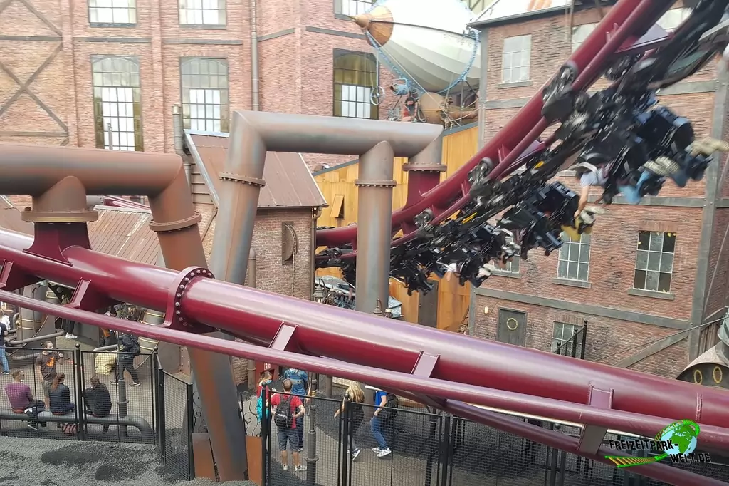 F.L.Y. im Phantasialand - 2020: Auch Zeppeline dürfen in einem Steampunk-Bereich nicht fehlen.