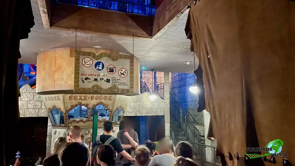 Winja‘s Force im Phantasialand - 2022: Der Stationsbereich der Spinning Coaster. Links der Zugang zur Force, rechts zur Fear.