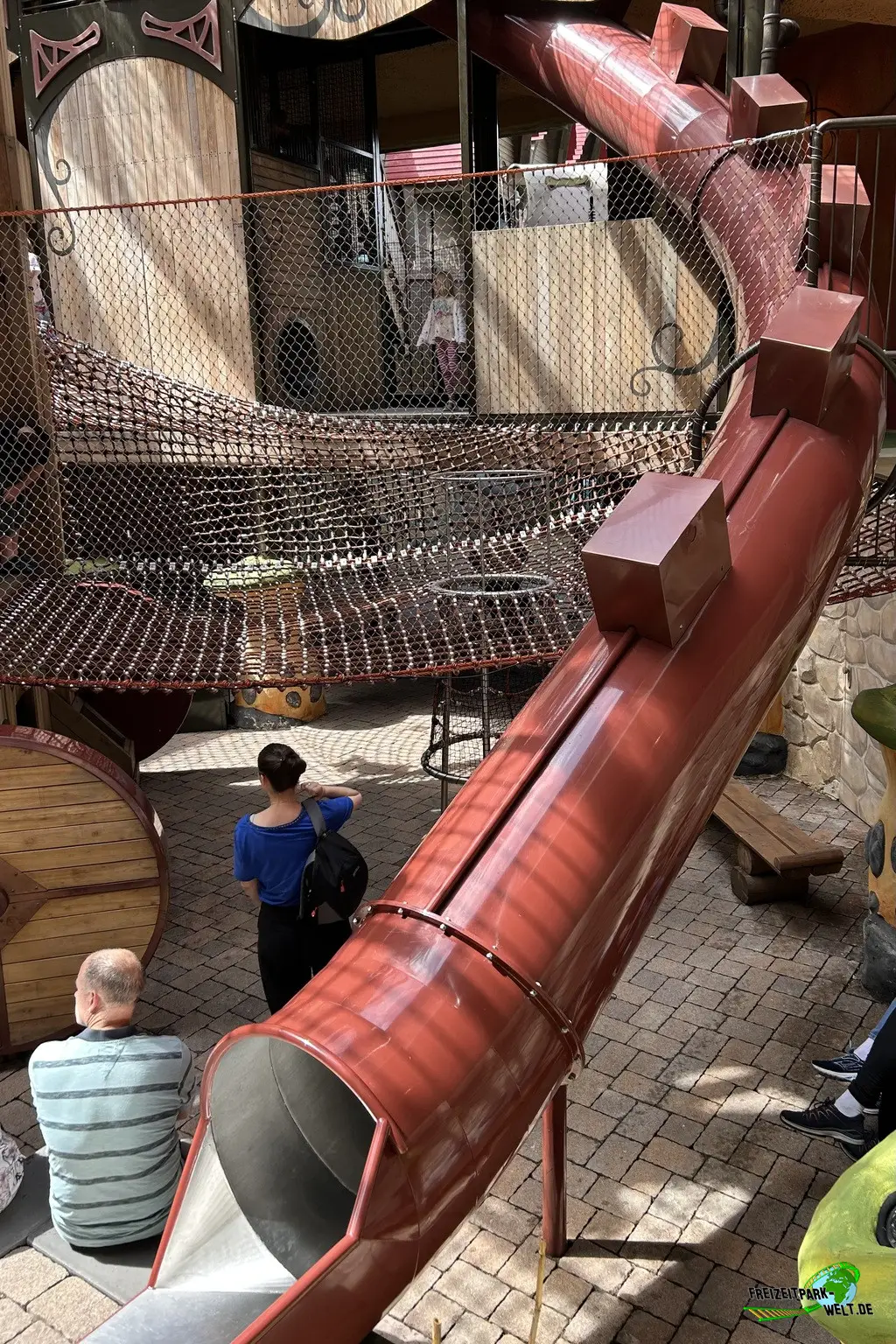 Avoras im Phantasialand - 2025: Zwei Röhrenrutschen mit Lichteffekten gibt es auch zu entdecken