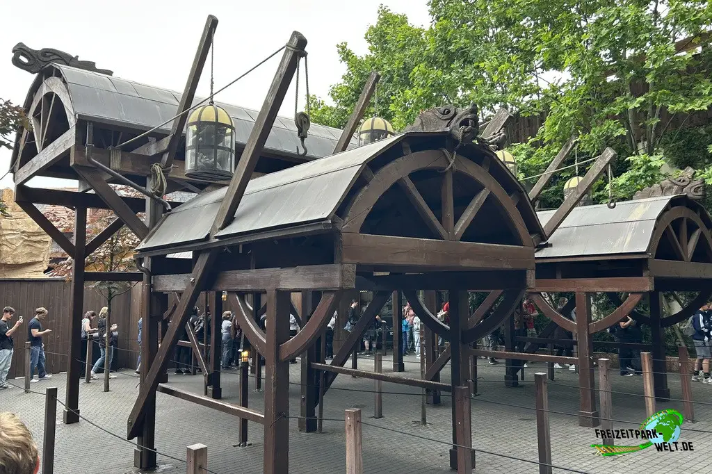 Taron im Phantasialand - 2025: Wartebereich von Taron oberhalb von Klugheim