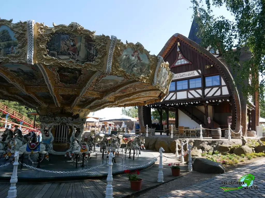 Nostalgie-Karussell im Freizeitpark Plohn - 2020: Viele Bereiche im Freizeitpak Plohn sind äußerst detailverliebt und aufwändig gestaltet.