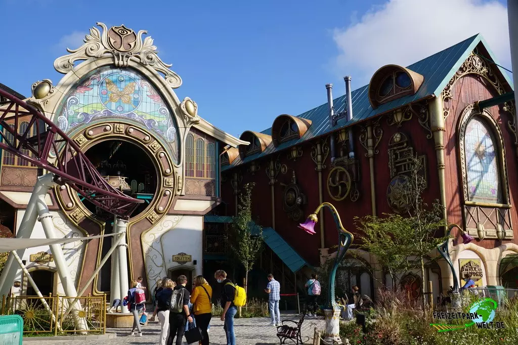 The Ride to Happiness by Tomorrowland im Plopsaland Belgium - 2021: Station und Wartungshalle sind grandios thematisiert in einer Art Steampunk á la Tomorrowland Look.