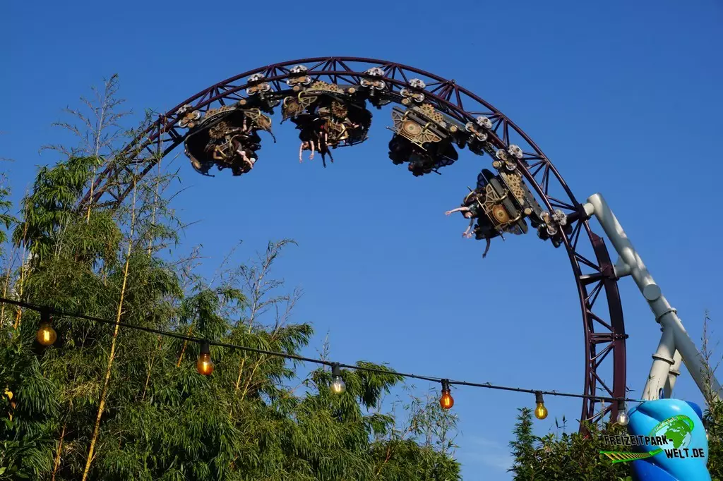 The Ride to Happiness by Tomorrowland im Plopsaland Belgium - 2021: Auch an einen klassischen Vertikal Looping wurde gedacht.
