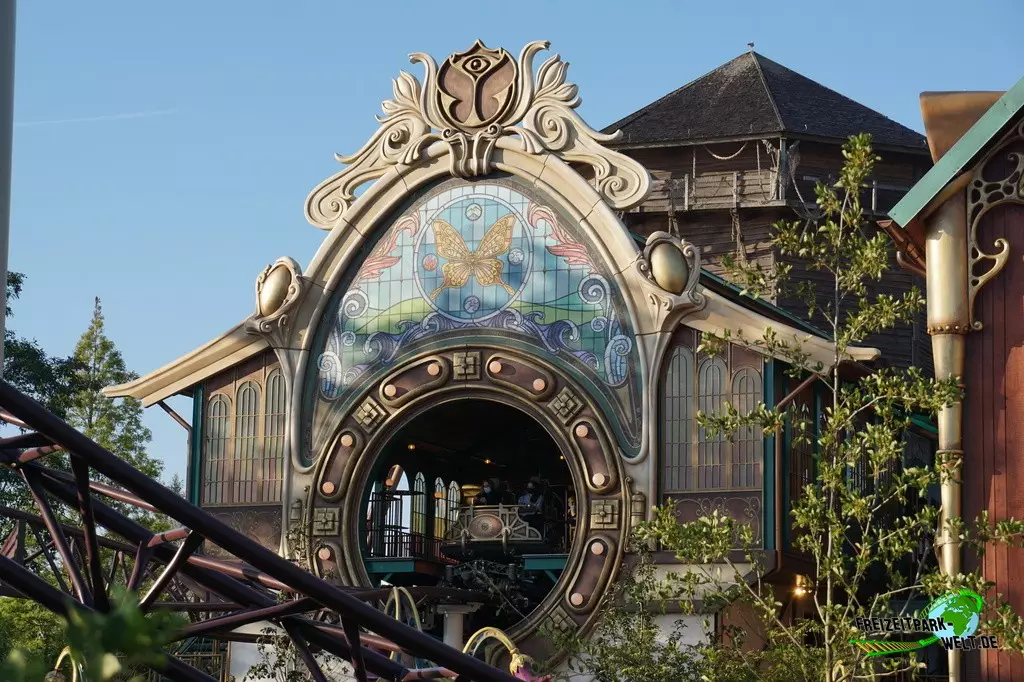 The Ride to Happiness by Tomorrowland im Plopsaland Belgium - 2021: Die Tomorrowland-Station in abendlichem Sonnenlicht.